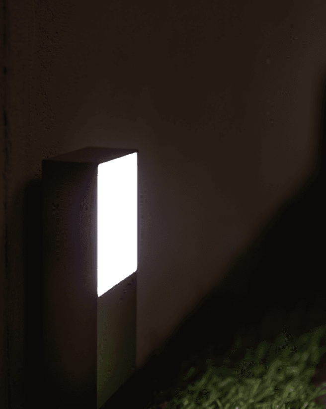 LIXILの「フットライト・スパイクフットライト」