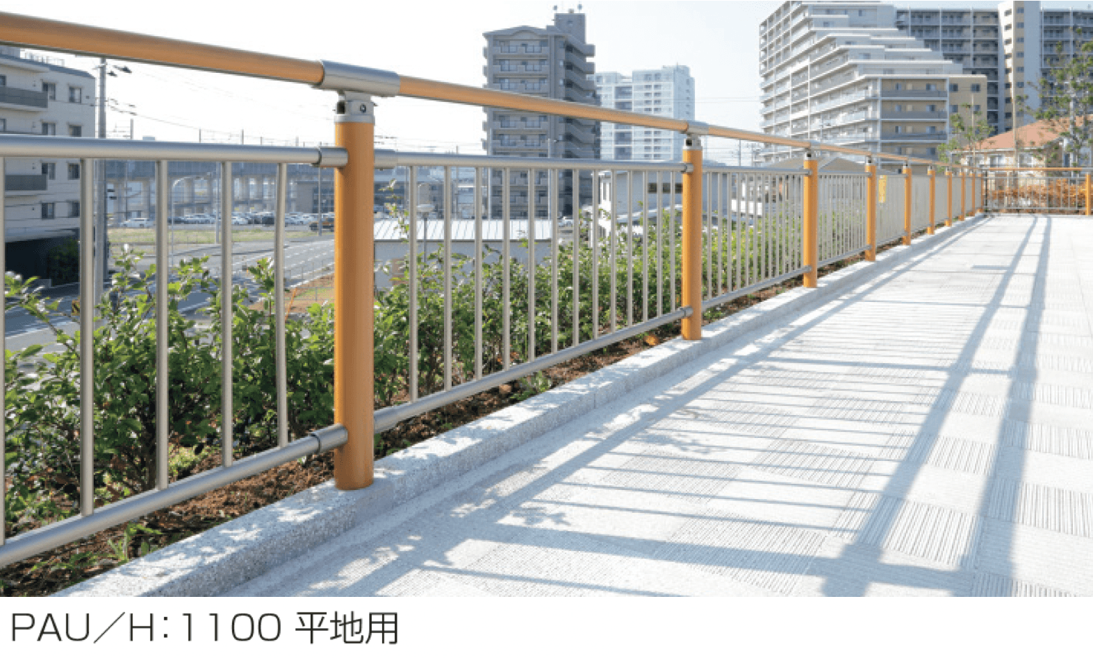 三協アルミの「ピュアライン 木調笠木付たて格子タイプ」のサブ画像1