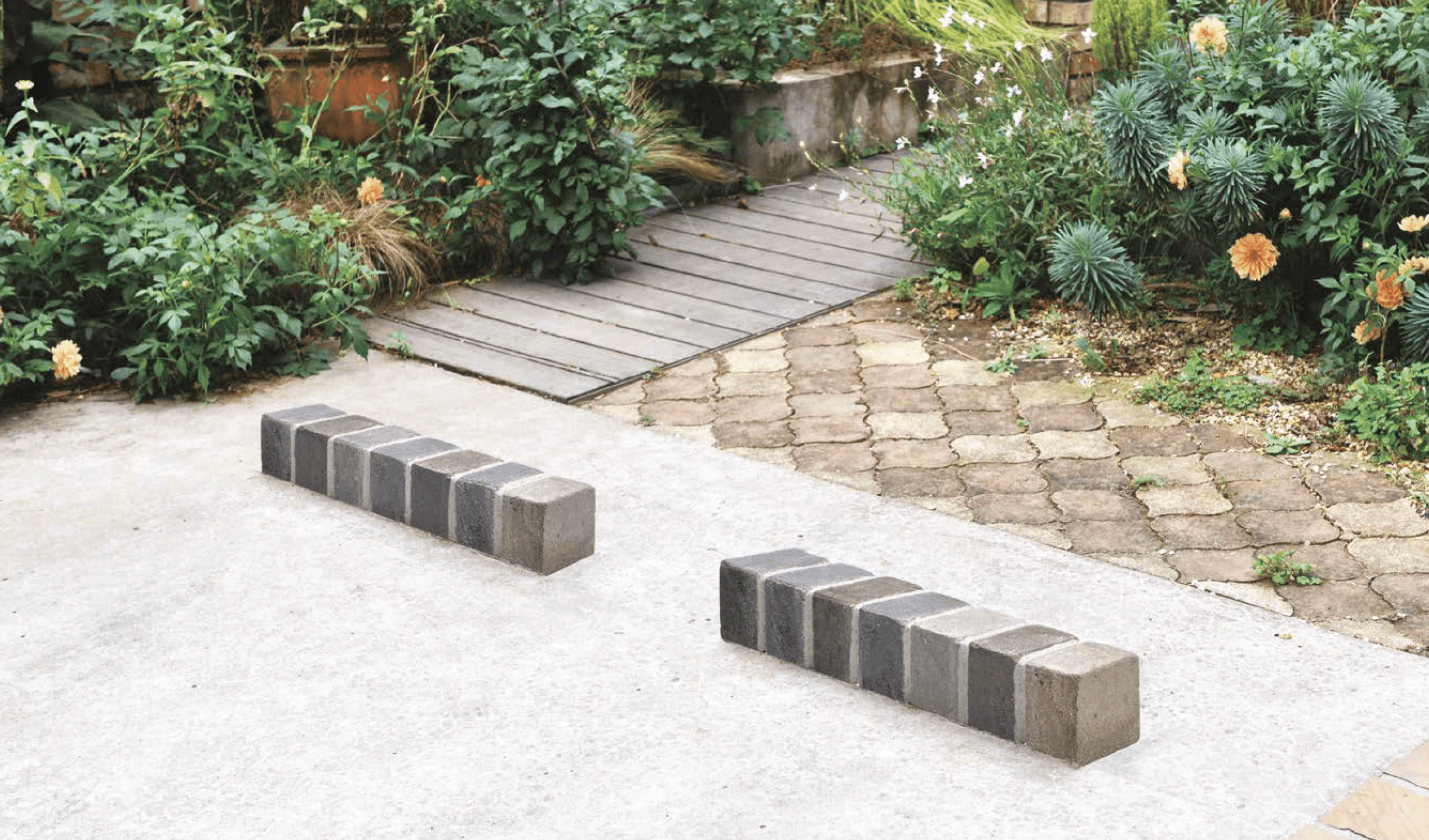 オンリーワンクラブの「アンティークブリックス カーストッパー」