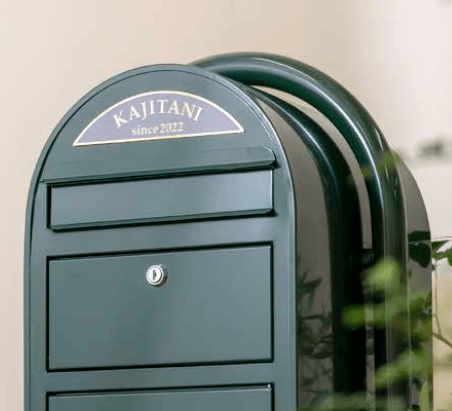 セキスイデザインワークスの「ハウスサイン ベルク ミラーゴールド【2024年版】」