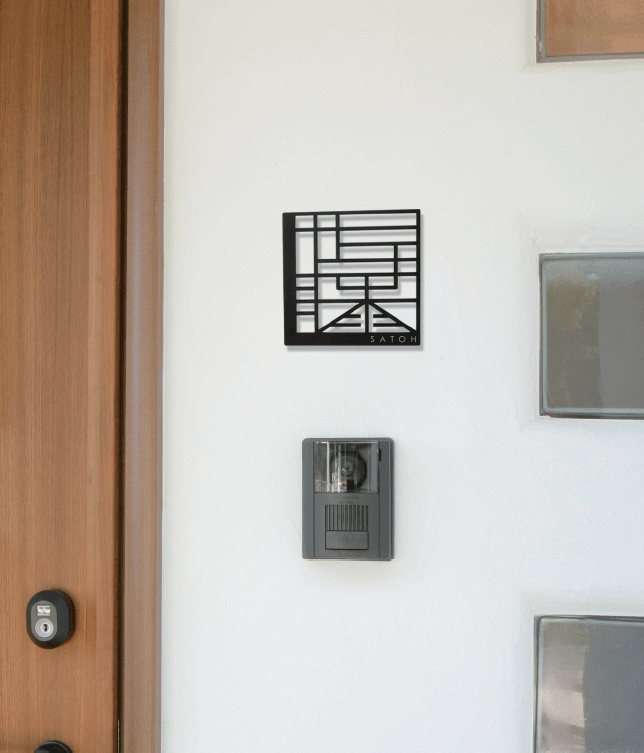 美濃クラフトの「幾何学文字 ステンレス切文字表札」