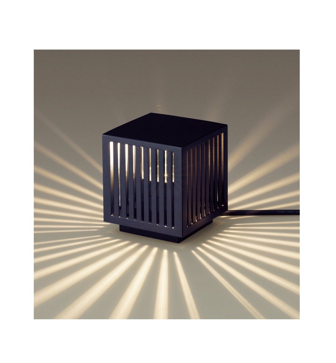 LIXILの「ガーデンライト FGQ-4型 ストライプタイプ」