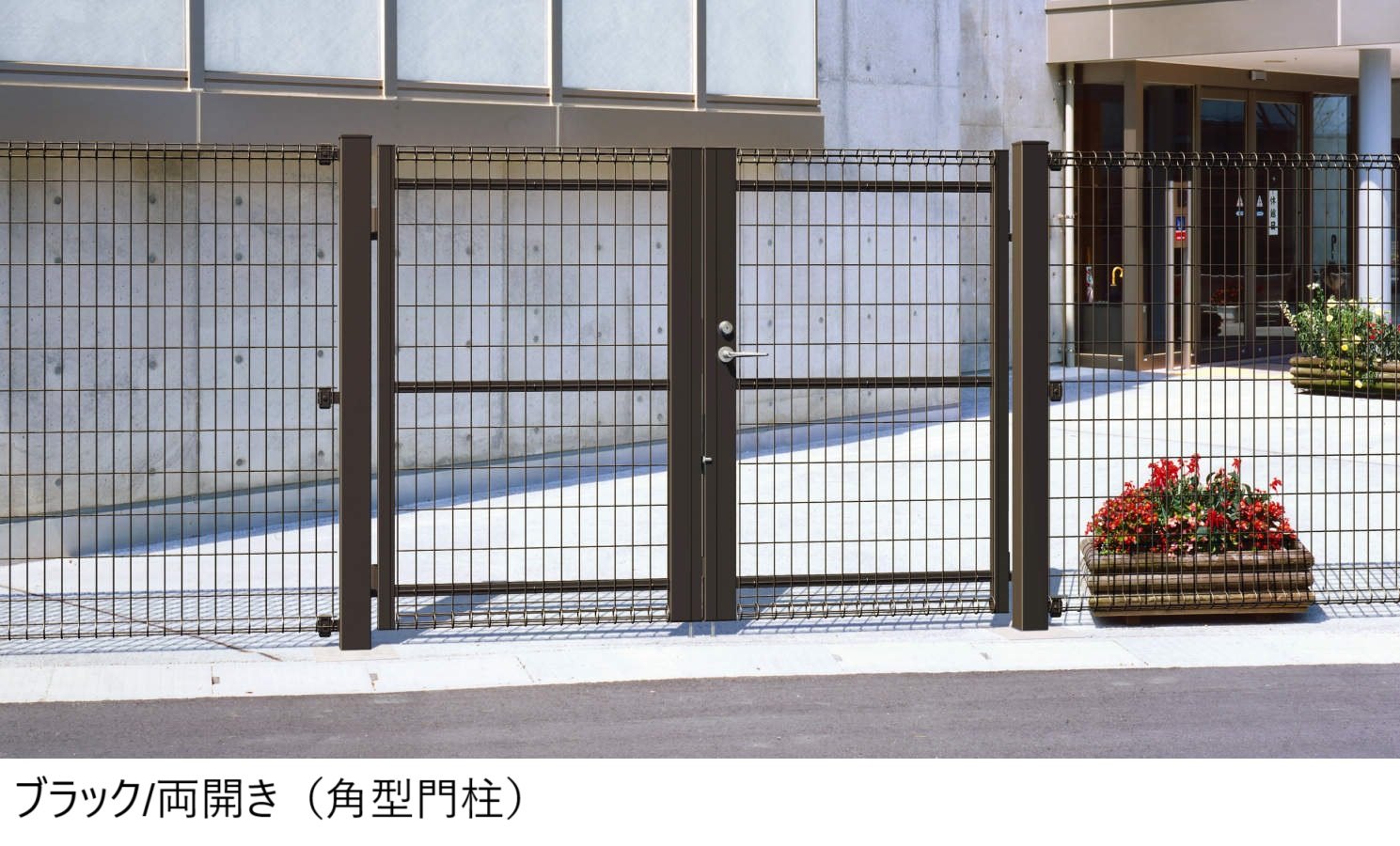 三協アルミの「ユメッシュR型門扉 アルミ角型門柱」のサブ画像1
