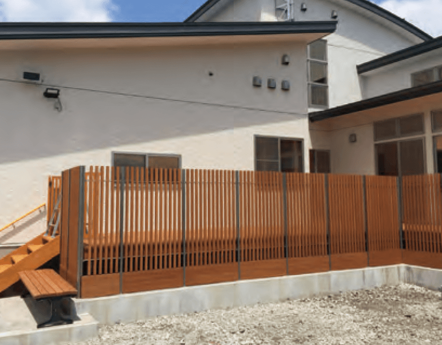 MINOの「ハイブリッド彩木ストライプフェンス・間仕切34×40縦格子タイプ【2024年版】」