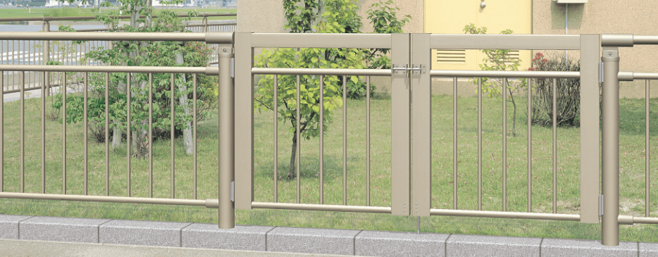 三協アルミの「ピュアライン門扉 笠木付たて格子タイプ 【2022年版】」