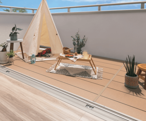 三協アルミの「躯体バルコニーデッキ ひとと木2・ひとと木キュアーズ(たて張り/横張り)【2023年版】」のサブ画像1