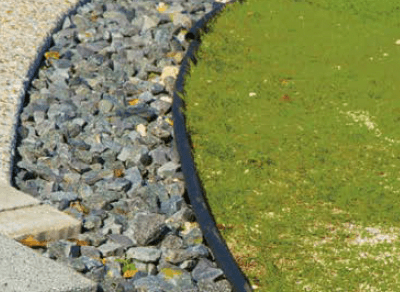 ユニソンの「エッジマスター(芝生エッジのランナー防止材)」