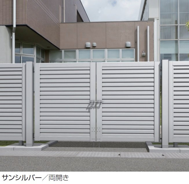 三協アルミの「フレランドN1型 横ルーバータイプ かんぬき錠仕様」