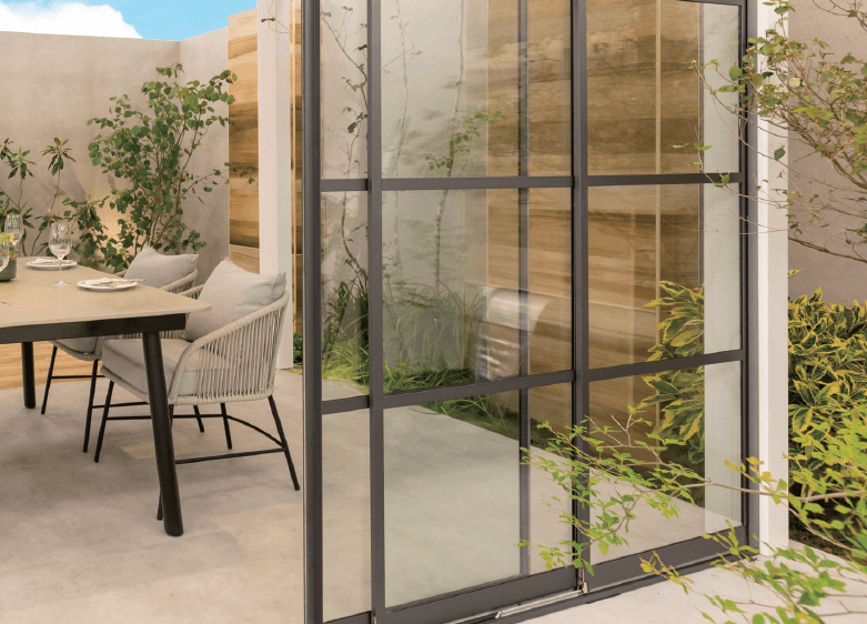 タカショーの「オールグラスポーチ®︎Ⅱ スライドシステム フレームタイプ」