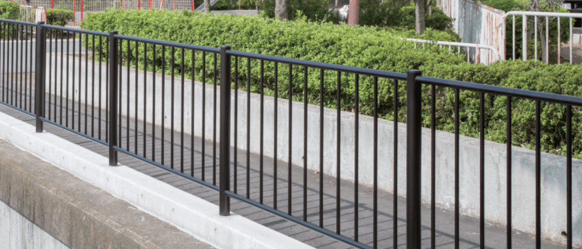 三協アルミの「ピュアライン たて格子タイプ(支柱ピッチ2mタイプ )平地・微傾斜タイプ 【2022年版】」