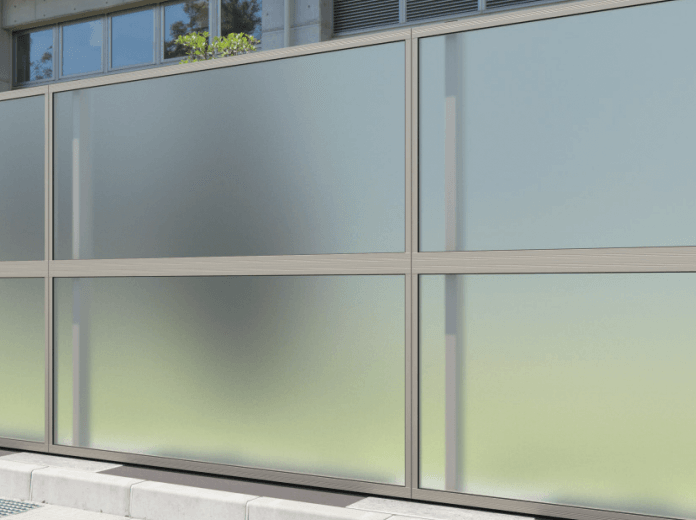 三協アルミの「防音目隠しフェンスBF-1型 採光タイプ 【2022年版】」