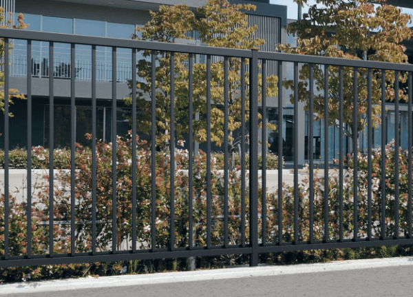 三協アルミの「フレラインN2型 笠木タイプ 間仕切り支柱タイプ 【2022年版】」