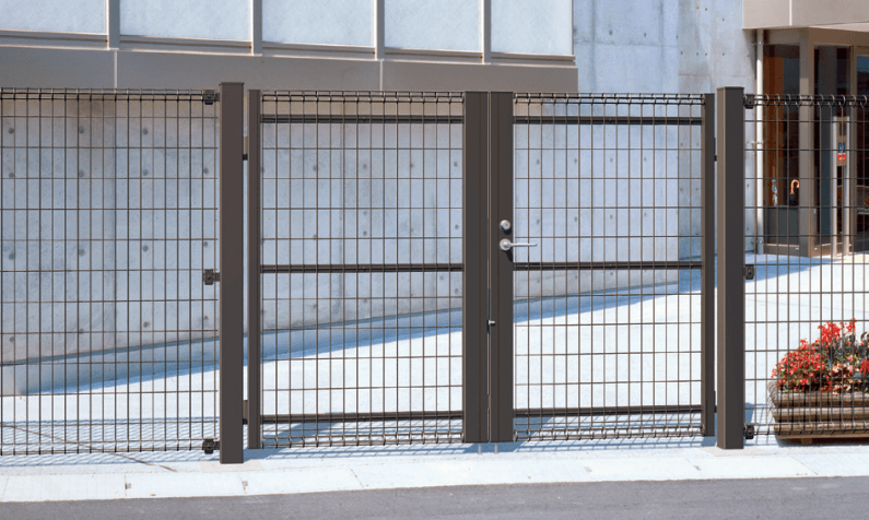 三協アルミの「ユメッシュR型門扉 アルミ角型門柱シリンダー錠仕様 【2022年版】」