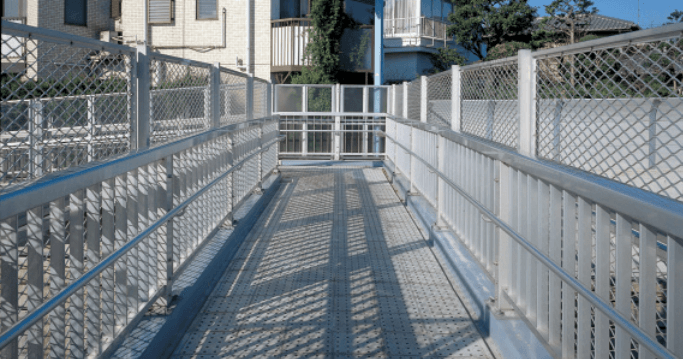 三協アルミの「キャプロア(caproa) 標準タイプ(新設用) キャプロア用投下防止柵 ラス網仕様 【2022年版】」