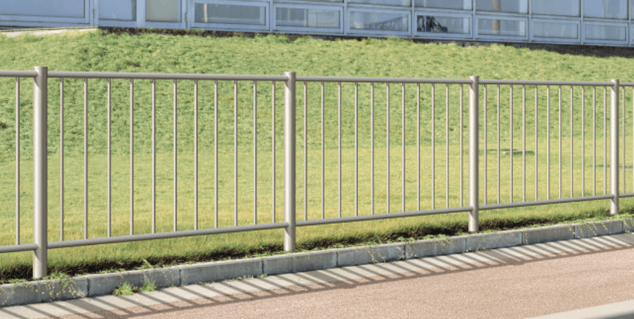 三協アルミの「ピュアライン たて格子タイプ(支柱ピッチ2mタイプ )平地・微傾斜タイプ 【2022年版】」のサブ画像1