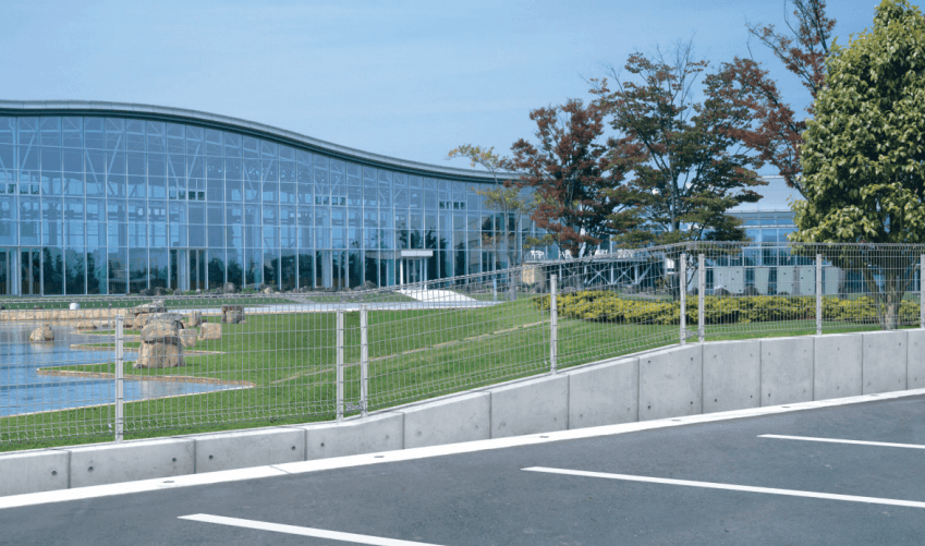 三協アルミの「ユメッシュZ型フェンス 傾斜用フリー支柱タイプ【2023年版】」