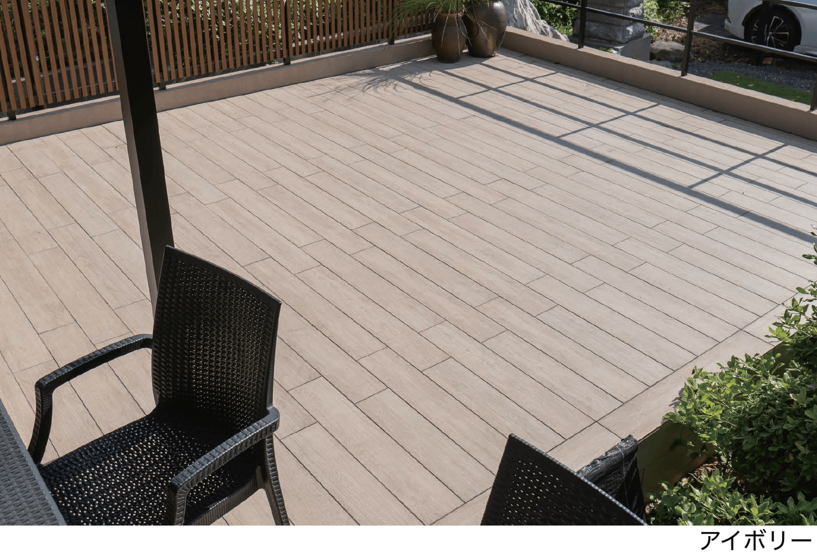 エスビックの「ウッドライクフェイス(屋内外耐用タイル)」