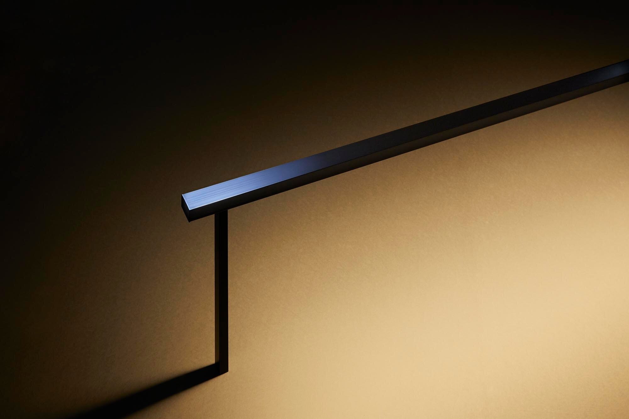 LIXILの「フェンスAL シームレスラインライトタイプ 連結用SLC-L200/端部用SLE-L200」